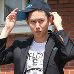 <b>쌩얼</b>에 모자만 써도 멋진 아이돌들