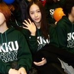 크리스탈 <b>입학식</b> 이렇게 활짝 웃는 거 첨 봄ㅋㅋㅋ