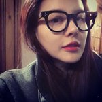 하관이 예뻐서 선글라스 척척 어울리는 아이비