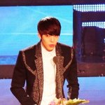 김우빈 인기 좀 <b>보자</b>