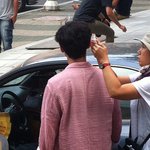 신하균 꽃거지되다! 똑같은 옷입고 서울 곳곳 출몰~!!