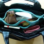 수납공간이 많아서 소지품을 <b>샤샤</b>샥 넣을 수 있는 백인백