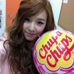 사탕 하나에도 <b>신난</b> 아이돌