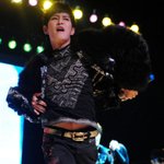 애교<b>뱃살</b> 살짝 노출한 아이돌