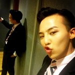 핸드폰에 스펀지밥 케이스끼고 <b>양복</b>입고는 셀카