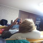 오빠 <b>침대위</b>로 풀썩