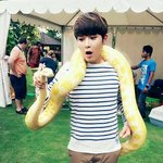 <b>려욱</b>아 뱀이 무섭니?