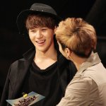 <b>수다</b>수다 중인 아이돌의 모습