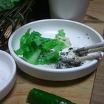 음식담는<b>접시</b>에 만행을 저지른 어른들.