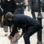 딸내미 발에 흙 안 묻히려는 <b>베컴</b>.....