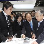 이석채 <b>kt</b> 회장! mwc 2013 전시관 참관!