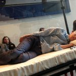 <b>유리상자</b> 안에서 잠 예술 하는 틸다 스윈튼