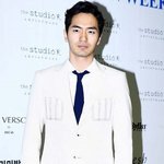 <b>순백</b> 수트를 입은 이진욱.....ㄷㄷ