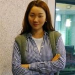 어깨에 가디건을 걸쳐 입는 걸 즐기는 <b>장윤주</b>