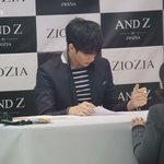 <b>우산</b> 선물 받고 좋아 죽는 김수현 최근ㅋㅋㅋㅋ