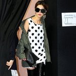 얼굴만한 선글라스를 낀 김나영