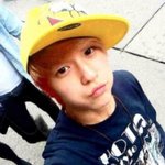 삐뚤게 쓴 <b>모자</b>가 귀여운 아이돌