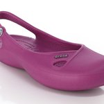 흰 바지에 베리색 크록스 신발 어때요?