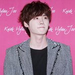 직찍으로 보니 더 하얗고 마른 이종석