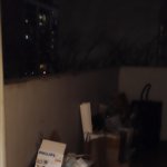 복도식 아파트 복도에 쓰레기를 <b>몇달째</b> 방치합니다.