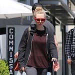 빨간 선글라스 낀 아만다 사이프리드