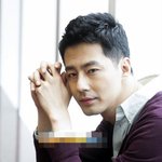 점점 나이가 보이는 건 어쩔 수 없는 조인성