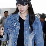 발에만 땀 많이 났을 것 같은 박한별 어제 공항 패션