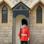 영국근위병 모습이 <b>주석</b>병정 같군요