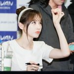 <b>찐빵</b> 같고 귀여운 강민경 최근 올림머리