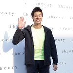 트레이닝복 스타일로 포토월 서는 간<b>코치</b> 최성조~