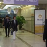 같은 가방 든 황정음과 김성령, <b>도시적</b>인 두 미녀 대결!