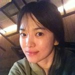 또 아무렇게나 셀카를 찍어서 올린 송혜교..