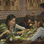 음식에 <b>시선</b>고정된 연예인 사진