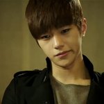 <b>삐딱</b>한 포즈의 아이돌 사진