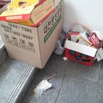 <b>현관앞</b>을 쓰레기장으로 사용하는 옆집을 지켜보는 나