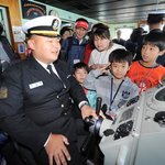 함정 <b>견학</b>온 어린이들과 해군부사관