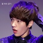 특유의 표정이나 <b>포즈</b>가 유명한 아이돌