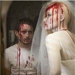 스릴러로 돌아온 일라이저 <b>우드</b>, 포스터부터 눈빛연기 하악....