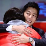 팬과 다정히 <b>포옹</b>하는 아이돌