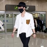 마스크 하나로 얼굴 다 가린 서인국