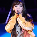 귀여워 보이는 오렌지 운동복 차림 <b>박봄</b>