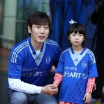 축구장에서 더 예뻐보이는 송종국 딸 <b>지아</b>