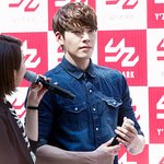 김우빈의 흔하지 않은 청남방 핏