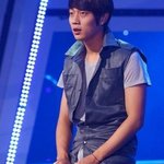 <b>공손</b>한 느낌의 무릎 꿇은 남자 아이돌 모음
