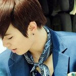 男아이돌의 깔끔한 <b>스카프</b> 패션