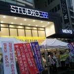 나쁜사람들에게 권리를 빼앗긴 동대문 시장<b>상인들</b>입니다.