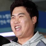 사진유)능력이 얼굴을 커버하는 남자 중 갑임