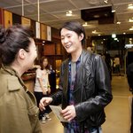 쇼핑 온 여자들 깜짝 놀랐겠어, 흔한 동네 연예인 ‘휘황’