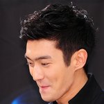 웃음 <b>참기</b> 힘든 표정의 연예인