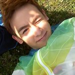 <b>햇살</b>에 눈부셔하는 아이돌 사진